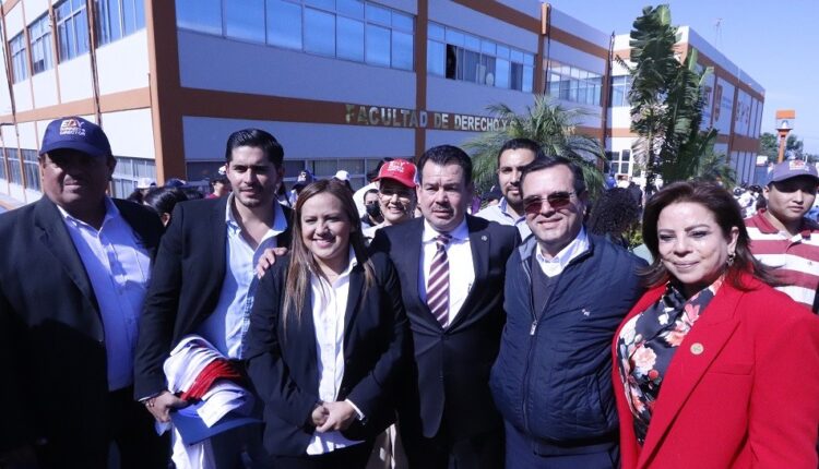 Recibe Edy Izaguirre constancia de director electo de la Facultad de Derecho Victoria