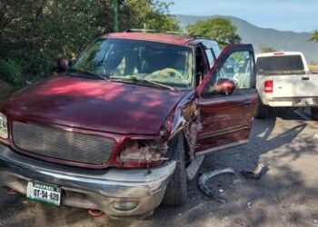 Dos lesionados en aparatoso choque cerca del IMSS