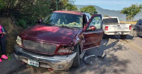 Dos lesionados en aparatoso choque cerca del IMSS
