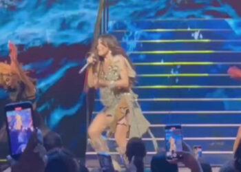 Se le rompe la falda a Gloria Trevi en concierto, se queda en ‘chones’ y sigue cantando
