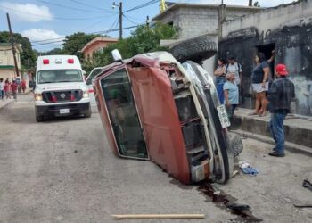 Vuelca camioneta y embiste a carpintero en Col. Las Palmas