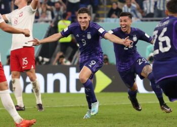 Argentina se adueña del Grupo C venciendo 2-0 a Polonia