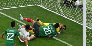 México gana 2-1 a Arabia Saudita, pero es eliminado en fase de grupos