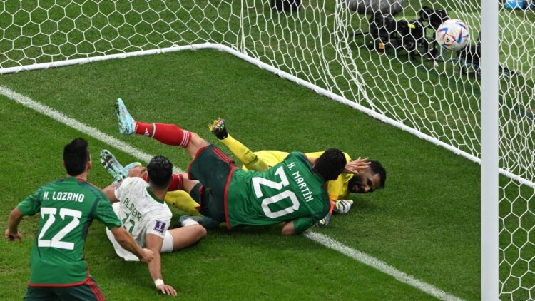 México gana 2-1 a Arabia Saudita, pero es eliminado en fase de grupos