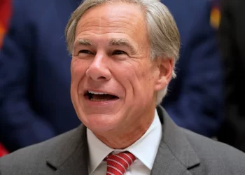 Abbott es reelegido como gobernador de Texas