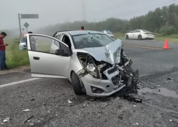 Cinco profesores se lesionan al chocar con tráiler