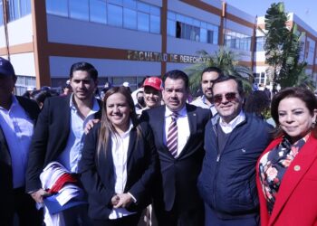 Recibe Edy Izaguirre constancia de mayoría en elección de Derecho