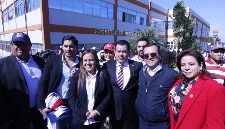 Recibe Edy Izaguirre constancia de mayoría en elección de Derecho