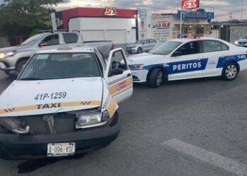 Taxista lesiona a familia en choque
