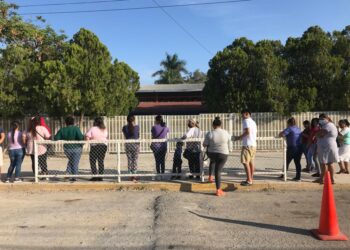 Estalla conflicto en escuela primaria, conserje agrede a niño