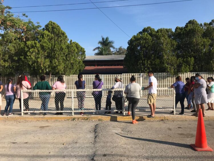 Estalla conflicto en escuela primaria, conserje agrede a niño