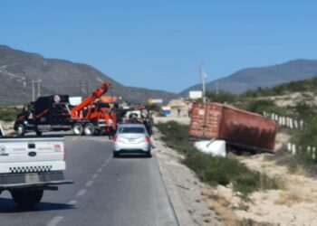 Vuelca tráiler en la carretera Victoria-Tula-SLP
