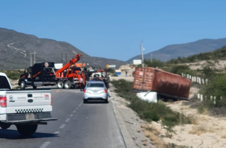 Vuelca tráiler en la carretera Victoria-Tula-SLP