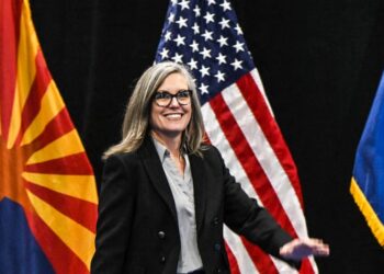 Demócrata Katie Hobbs se perfila como gobernadora de Arizona