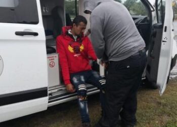 Maromea motociclista para evitar impacto contra auto