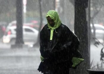 El frente frío 10 mantiene su desplazamiento hacia el sureste mexicano