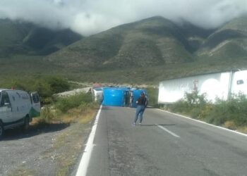 Vuelca tráiler cargado con brócoli en la ruta Victoria-SLP