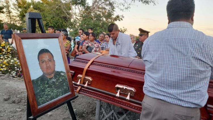 Dan último adiós a soldado altamirense que murió en accidente carretero