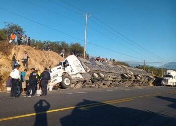 Tráiler doble remolque vuelca en tura Jaumave-Tula