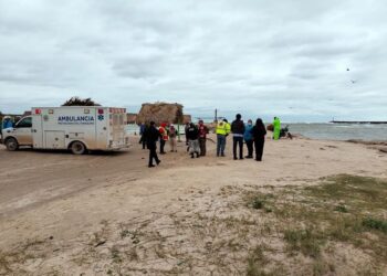 Rescatan a paseantes, su lancha se hundió