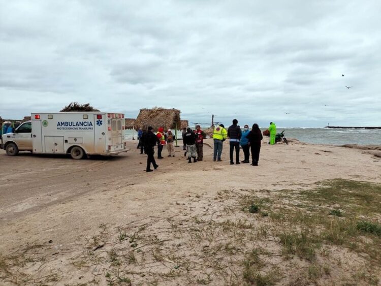 Rescatan a paseantes, su lancha se hundió
