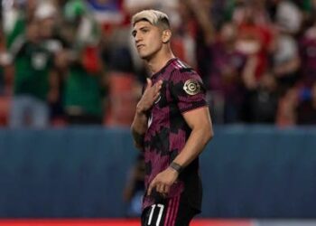 Alan Pulido sale a defender a Messi del Canelo