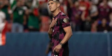 Alan Pulido sale a defender a Messi del Canelo