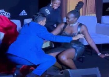 Lupita Nyong’o y Tenoch Huerta bailan al ritmo de Suavemente