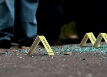 Escucha un disparo, sale y ve a su hijo muerto