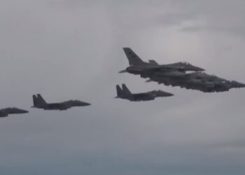 COREA DEL NORTE DISPARA más de 10 MISILES y COREA DEL SUR RESPONDE