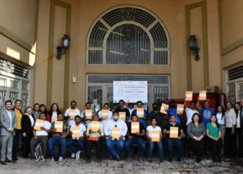 Secretaría del Trabajo entrega documentos a 16 personas para laborar legalmente en Canadá