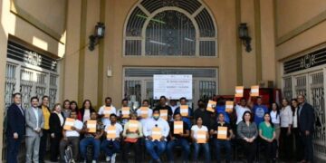 Secretaría del Trabajo entrega documentos a 16 personas para laborar legalmente en Canadá