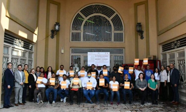 Secretaría del Trabajo entrega documentos a 16 personas para laborar legalmente en Canadá