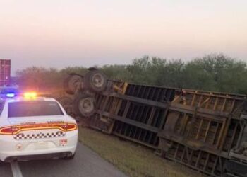 Vuelca contenedor de tráiler en ruta Llera-González