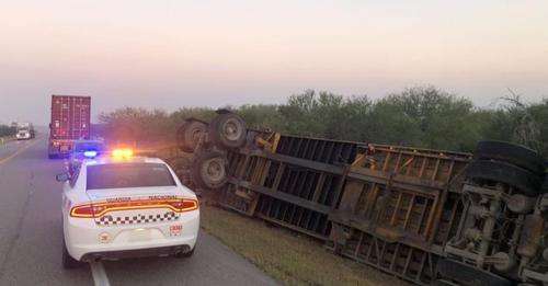 Vuelca contenedor de tráiler en ruta Llera-González