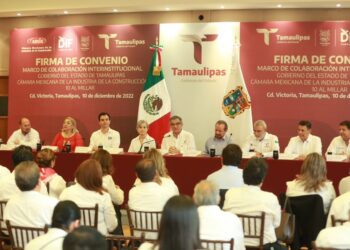 Donan constructores 45 millones de pesos al gobierno y al DIF para obras sociales