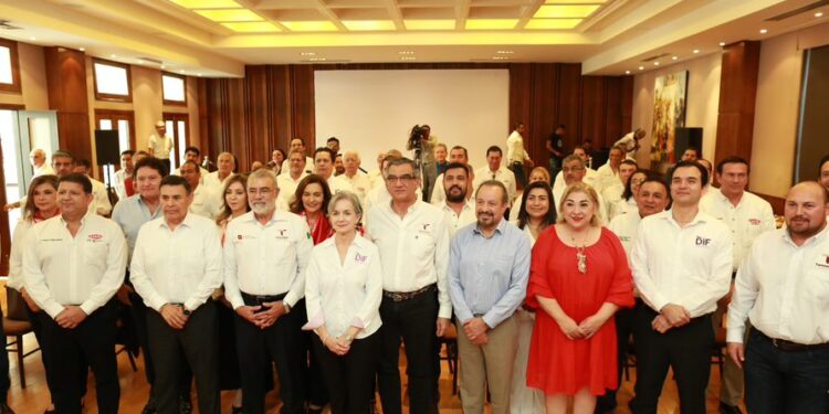 Donan constructores 45 millones de pesos al gobierno y al DIF para obras sociales