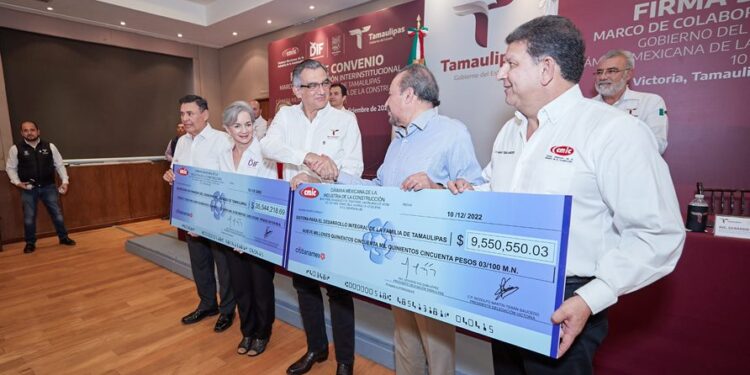 Donan constructores 45 millones de pesos al gobierno y al DIF para obras sociales