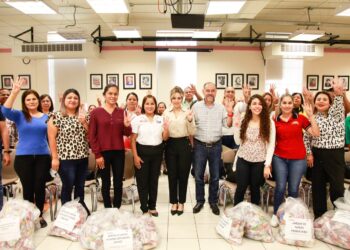 Entrega DIF Victoria donativo a niños para celebrar la navidad