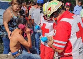 Ebrio motociclista se lesiona al chocar con camioneta