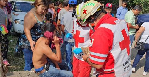 Ebrio motociclista se lesiona al chocar con camioneta