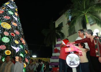 Américo Villarreal y esposa encienden monumental pino navideño en Cd. Victoria