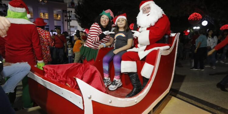 Américo Villarreal y esposa encienden monumental pino navideño en Cd. Victoria