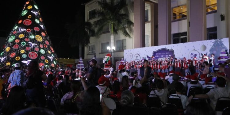 Américo Villarreal y esposa encienden monumental pino navideño en Cd. Victoria