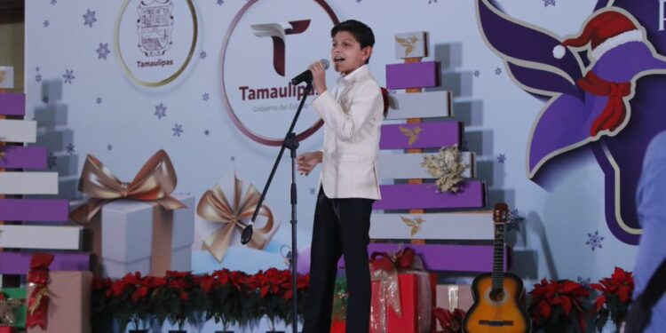 Américo Villarreal y esposa encienden monumental pino navideño en Cd. Victoria