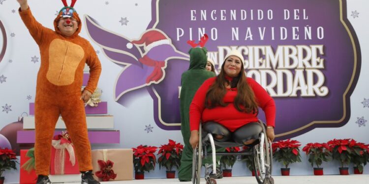 Américo Villarreal y esposa encienden monumental pino navideño en Cd. Victoria