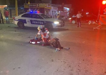 Grave motociclista al ser impactado por camioneta en cruce 16 y Veracruz