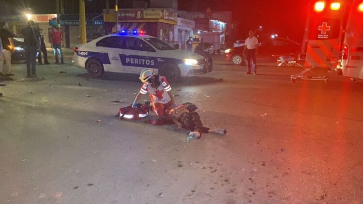 Grave motociclista al ser impactado por camioneta en cruce 16 y Veracruz