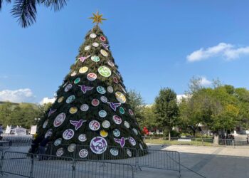 Instalan árbol navideño gigante en Plaza Juárez de Cd. Victoria