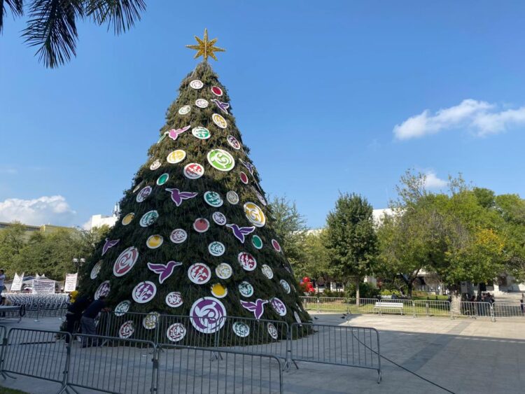 Instalan árbol navideño gigante en Plaza Juárez de Cd. Victoria